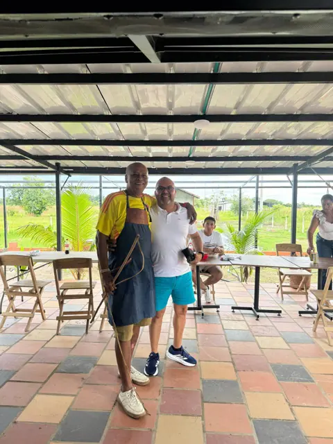 Don Edgar y un cliente en el quiosco de Mi Jaragual