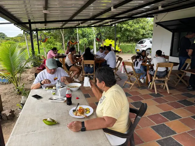 Grupo grande compartiendo en mesas largas