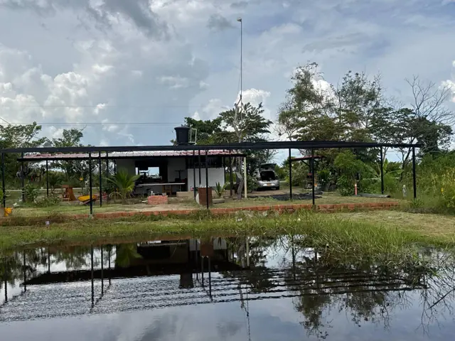 El quiosco reflejado en el lago